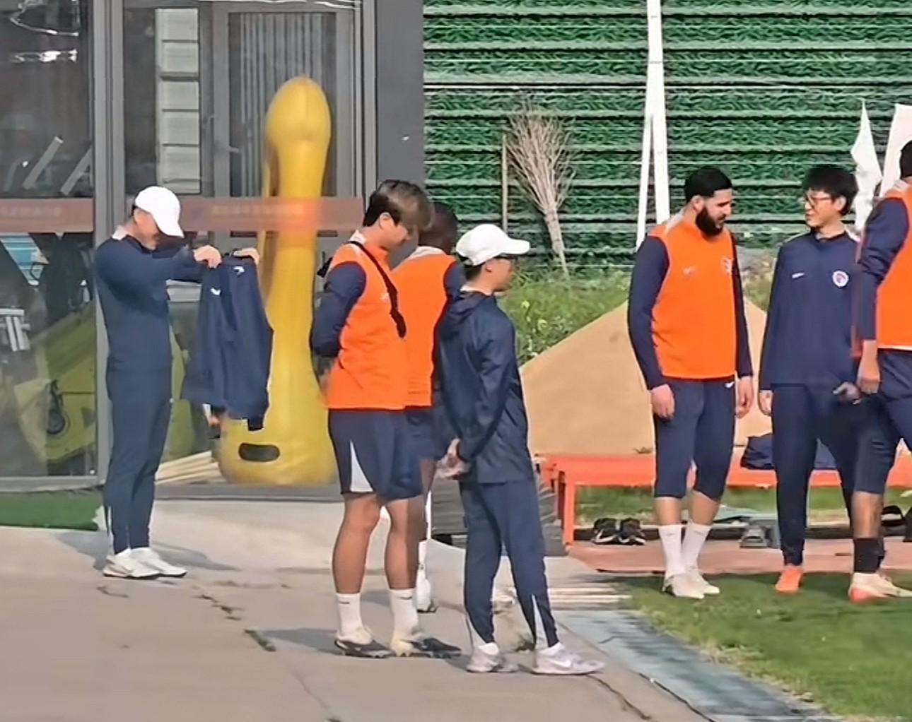 NBA直播-记者：海牛队四连胜后放了两天假，今天中午启程前往北京客场